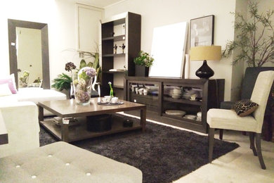 Modelo de salón para visitas actual con paredes beige, suelo de mármol y televisor independiente