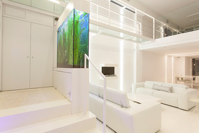 Modelo de salón abierto contemporáneo grande sin televisor con paredes blancas, suelo de cemento, chimeneas suspendidas, marco de chimenea de metal y suelo blanco