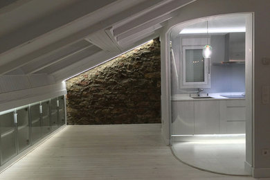 Diseño de salón para visitas abierto actual de tamaño medio sin chimenea y televisor con paredes blancas y suelo de madera pintada