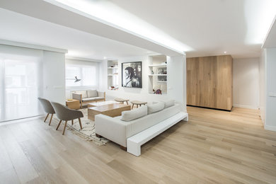 Diseño de salón para visitas abierto nórdico extra grande sin chimenea y televisor con paredes blancas y suelo de madera en tonos medios