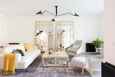 Modernes Wohnzimmer mit weißer Wandfarbe und grauem Boden in Madrid