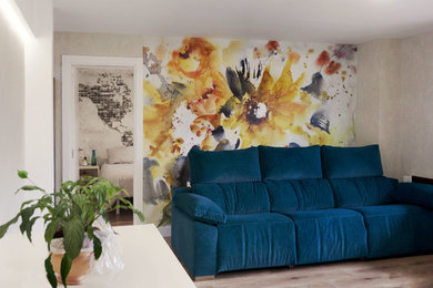 ビルバオにあるお手頃価格の広いトランジショナルスタイルのおしゃれなLDK (ベージュの壁、ラミネートの床、据え置き型テレビ、茶色い床) の写真