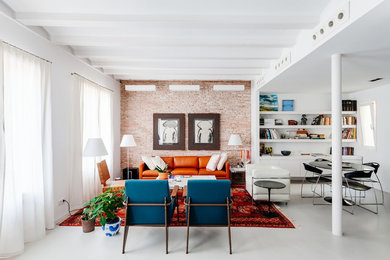 Ispirazione per un soggiorno minimal di medie dimensioni e aperto con libreria, pareti bianche e pavimento grigio