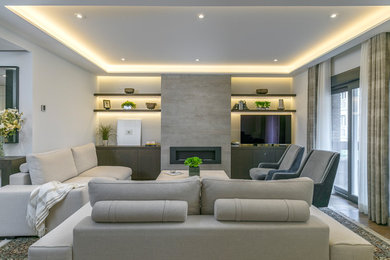Modelo de salón abierto moderno grande con paredes blancas, suelo de madera en tonos medios y suelo marrón