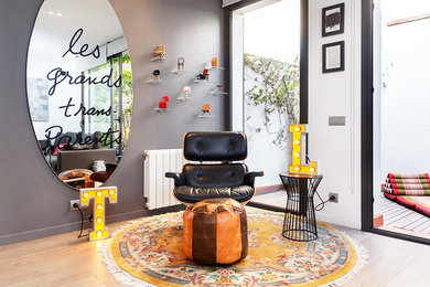 Modernes Wohnzimmer im Loft-Stil mit grauer Wandfarbe und hellem Holzboden in Barcelona