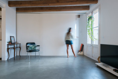 Inspiration pour un salon minimaliste ouvert avec sol en béton ciré et un sol gris.