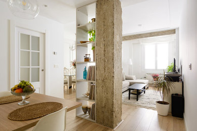 Foto de salón abierto tradicional renovado de tamaño medio con paredes blancas, suelo laminado y vigas vistas