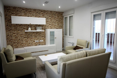 Foto de salón contemporáneo con paredes blancas, suelo laminado y suelo gris