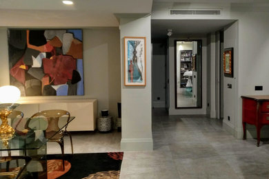 Mittelgroßes, Offenes Modernes Wohnzimmer mit grauer Wandfarbe, Porzellan-Bodenfliesen und grauem Boden in Malaga
