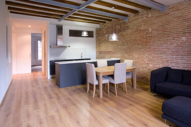 Ejemplo de salón cerrado urbano de tamaño medio con paredes blancas y suelo de madera clara