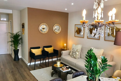 Imagen de salón abierto minimalista grande sin chimenea con paredes blancas, suelo de madera en tonos medios y suelo multicolor