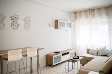 Imagen de salón abierto escandinavo pequeño sin chimenea con paredes blancas, suelo de mármol, televisor independiente y suelo blanco