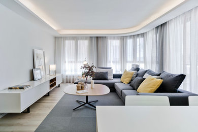 Modelo de salón para visitas abierto actual de tamaño medio sin televisor con paredes blancas y suelo de madera clara