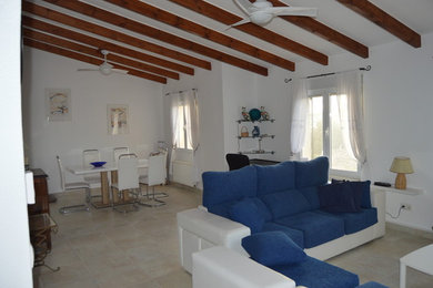 Foto de salón mediterráneo con paredes blancas, suelo de baldosas de cerámica y suelo beige