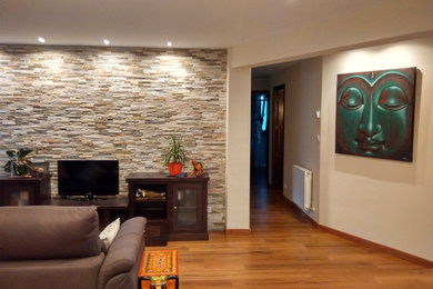 Foto de salón abierto ecléctico de tamaño medio con paredes blancas, suelo de madera en tonos medios y televisor independiente