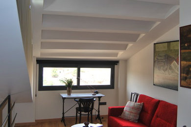 Foto de salón tipo loft campestre de tamaño medio con paredes blancas y suelo de madera en tonos medios