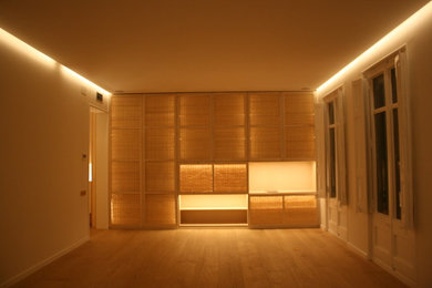 Imagen de salón para visitas cerrado clásico renovado de tamaño medio sin chimenea y televisor con paredes blancas y suelo de madera en tonos medios
