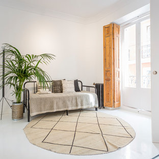Imagen de salón para visitas cerrado, mediterráneo, con paredes blancas y suelo blanco