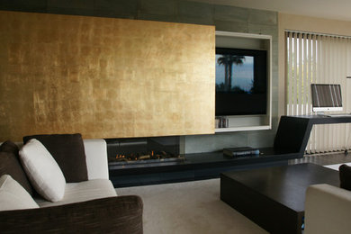 Ejemplo de salón abierto actual de tamaño medio con pared multimedia y suelo de madera oscura