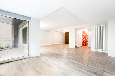 Diseño de salón abierto tradicional renovado de tamaño medio con paredes blancas, suelo de madera clara y suelo beige