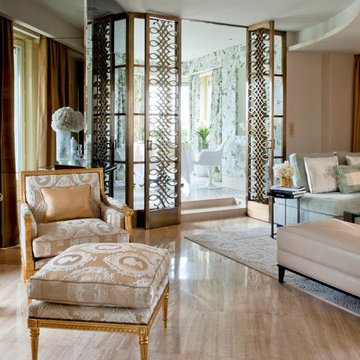 Salón clásico con sofá, butacas y cortinas hechos a medida