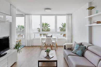 Diseño de salón abierto nórdico de tamaño medio con paredes blancas, suelo de baldosas de porcelana, pared multimedia y suelo marrón