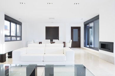 Imagen de salón cerrado minimalista grande con paredes blancas, chimenea lineal, suelo beige, suelo de mármol y marco de chimenea de metal