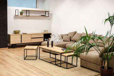 Salón con sofá modular de lino y muebles de madera maciza