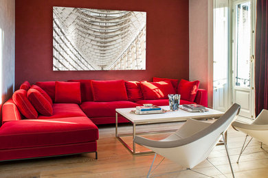 На фото: изолированная гостиная комната среднего размера в стиле фьюжн с разноцветными стенами и паркетным полом среднего тона без камина, телевизора