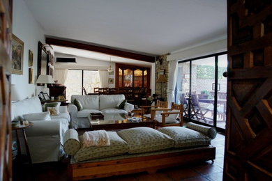 Свежая идея для дизайна: гостиная комната в стиле кантри - отличное фото интерьера
