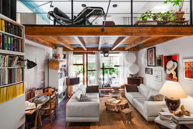 Immagine di un soggiorno minimal di medie dimensioni e aperto con pareti bianche, pavimento con piastrelle in ceramica e TV autoportante
