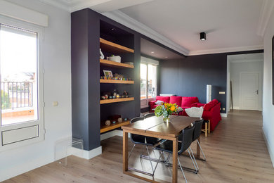 Foto de salón abierto urbano de tamaño medio con paredes grises, suelo de madera en tonos medios y suelo beige