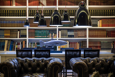 Imagen de biblioteca en casa abierta tradicional renovada grande sin chimenea con paredes blancas y suelo de madera en tonos medios