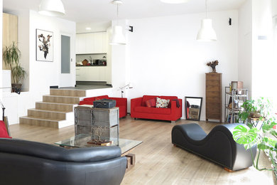 Imagen de salón tipo loft minimalista con paredes blancas y suelo de madera clara