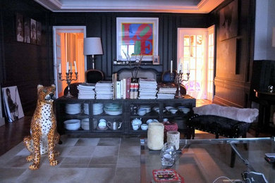 Foto di un soggiorno bohémian di medie dimensioni e aperto con sala formale, pareti nere, pavimento con piastrelle in ceramica e nessuna TV