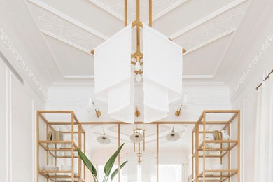Diseño de salón abierto contemporáneo de tamaño medio con paredes blancas, suelo de madera en tonos medios y suelo beige