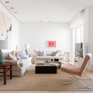 Ejemplo de salón tipo loft, tradicional renovado, con paredes blancas, suelo de madera clara y suelo beige