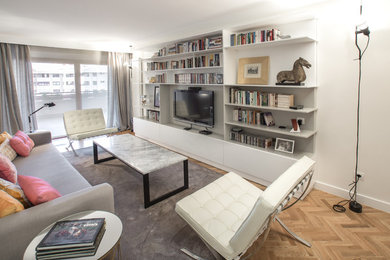 Foto de salón para visitas abierto escandinavo de tamaño medio sin chimenea con paredes blancas, suelo de madera en tonos medios y televisor colgado en la pared