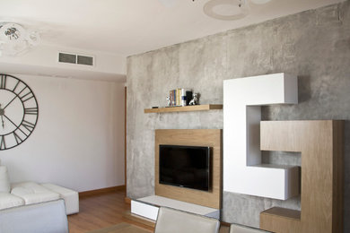 Inspiration för vardagsrum, med mellanmörkt trägolv och en väggmonterad TV