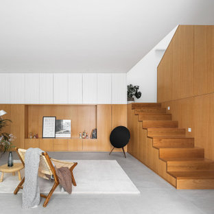 Diseño de salón abierto, abovedado y madera, minimalista, madera, con paredes marrones, suelo gris y madera