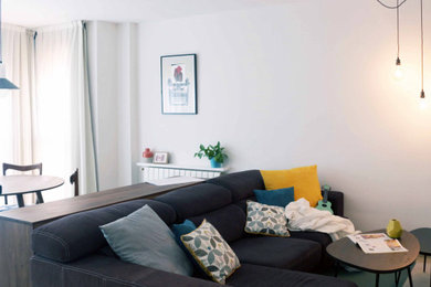 Foto de salón cerrado ecléctico de tamaño medio con paredes blancas, suelo de baldosas de terracota y televisor independiente