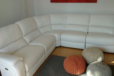 Diseño de salón para visitas cerrado tradicional renovado pequeño sin chimenea y televisor con paredes blancas y suelo de madera en tonos medios