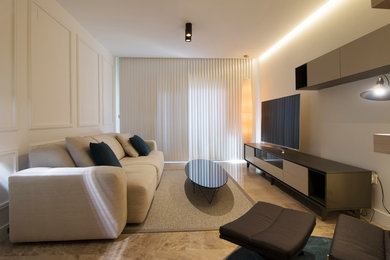 Modelo de salón abierto minimalista de tamaño medio con paredes beige, suelo de baldosas de porcelana, televisor independiente y suelo beige