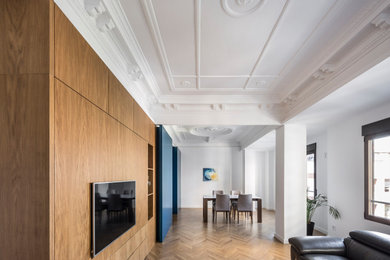Imagen de salón abierto contemporáneo de tamaño medio con paredes azules y suelo de madera en tonos medios