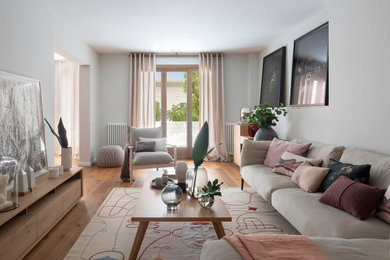 Living room photo in Barcelona