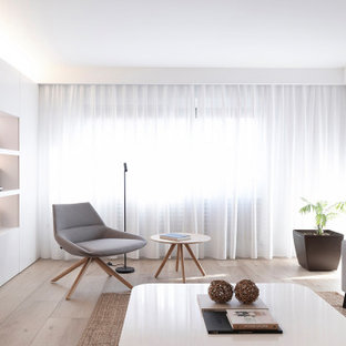 Diseño de salón abierto, moderno, extra grande, sin televisor, con paredes blancas, suelo de madera clara y suelo beige