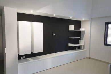 Imagen de salón cerrado moderno pequeño con paredes negras, suelo de baldosas de terracota, televisor colgado en la pared y suelo beige