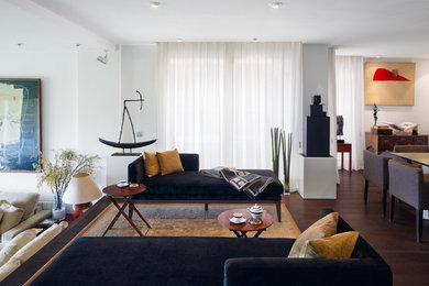 Пример оригинального дизайна: открытая гостиная комната среднего размера в современном стиле с белыми стенами, темным паркетным полом и коричневым полом