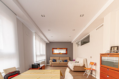 Trendy living room photo in Valencia