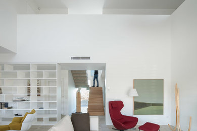 Foto de salón para visitas abierto minimalista grande con paredes blancas